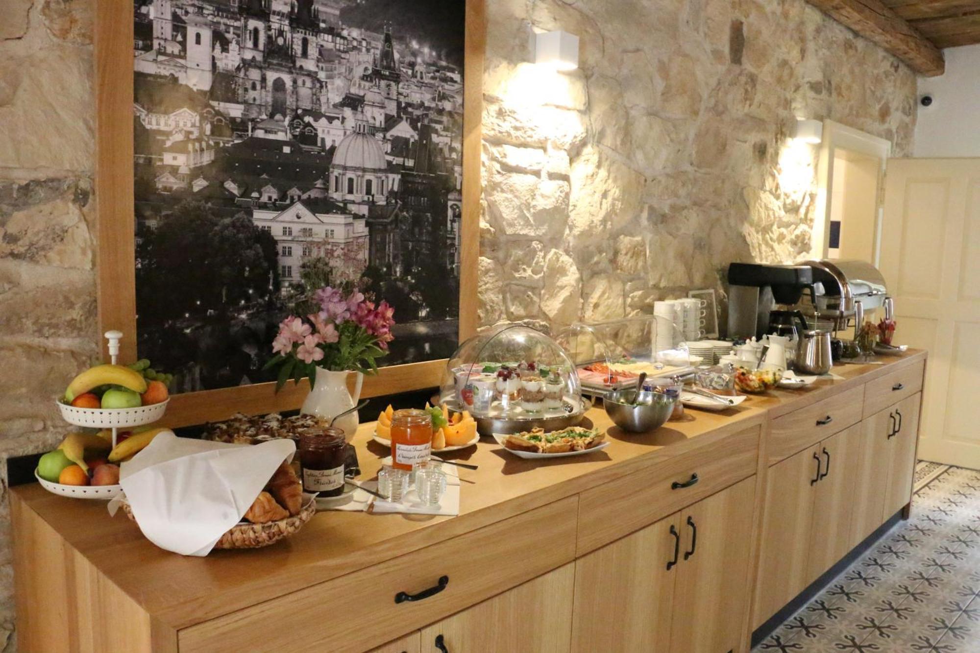 At The White Lily Hotell