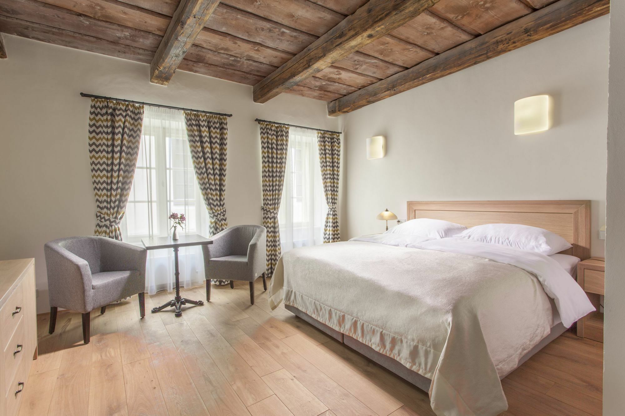 At The White Lily Hotell Prag